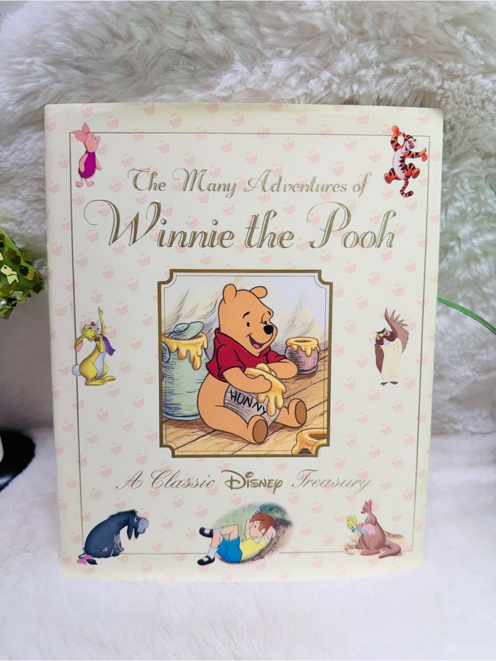 Winnie the Pooh Classic Disney Treasury - Cream & Gold Dust Cover